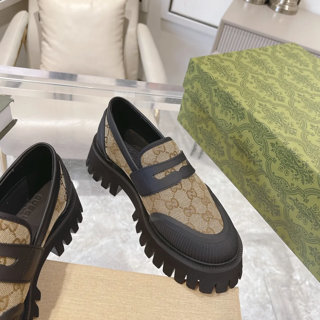 👟👟Ex-factory price 480👟👟 Men's size +10 Gucci's new spring and autumn loafers cleverly use unique design elements to inject fresh vitality into the collection design. Crafted from camel and ebony GG canvas, these stylish unisex loafers feature a new interpretation of the brand's classic monogram pattern for the new season. Camel and ebony GG canvas/imported silk cowhide surface, imported silk cowhide lining Size: Female: 35-42# Male: 39-46#